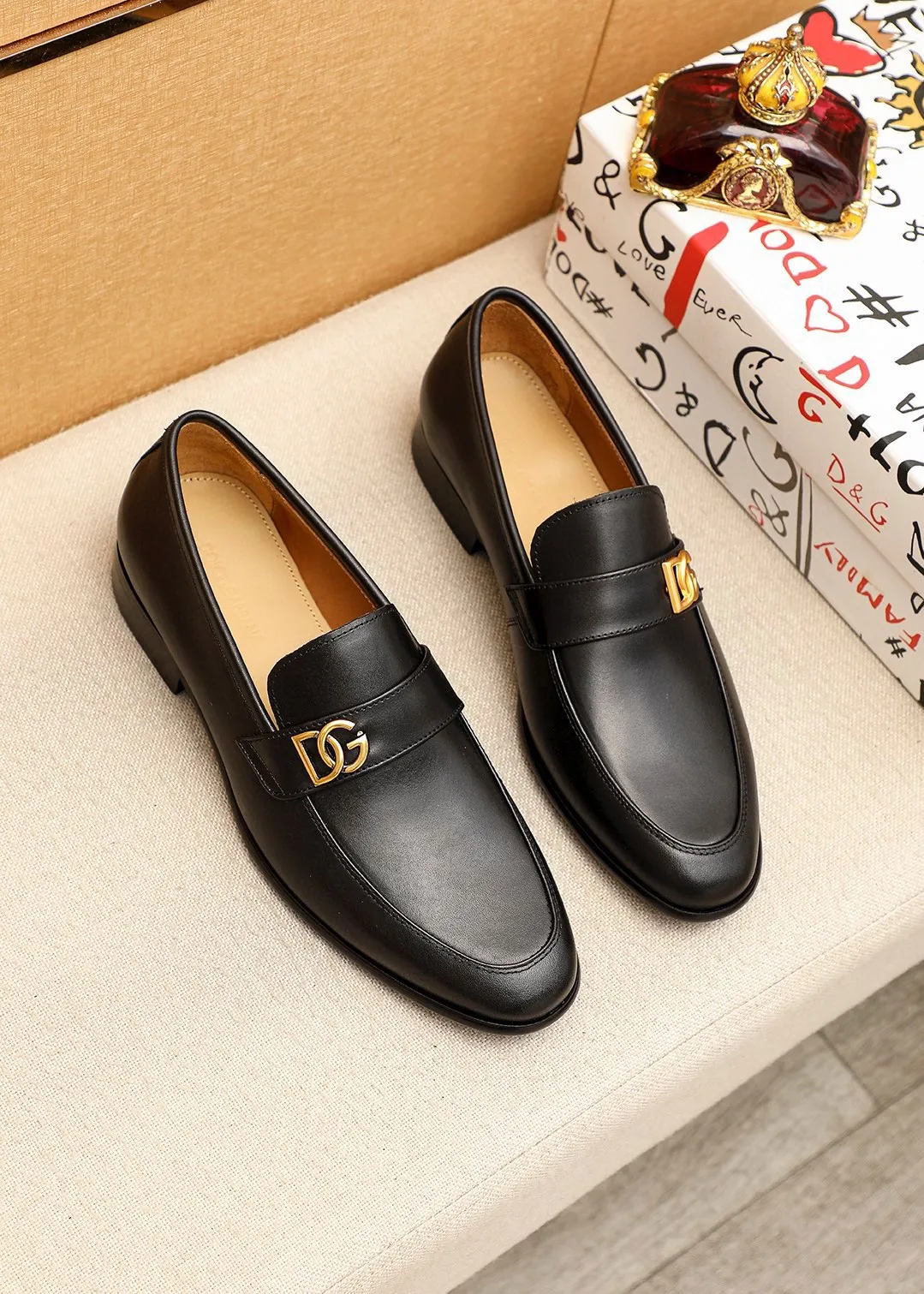 Men's clothing and shoes 💰480 💐DG top quality🔍🔍men's new leather shoes🚹sold at the same time at counters⚠The uppers are calfskin uppers imported from Italy, all imported cow🐂leather lining + classic hardware buckles, completely 1⃣️to 1⃣️reproduction🇮🇹💪💪, ⚠shoes Bottom: The original factory specially provides the original bottom, the exclusive movable molded bottom is super comfortable, ⚠Original factory goods, 🔍🔍high quality, you can enter and leave the counter at will, welcome to compare ⚠Code number: 38-44 (45.46🉑️Customized)